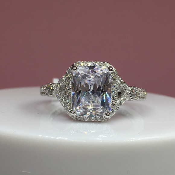 18k white gold diamond ring cushion halo wedding - Picture 3 of 8